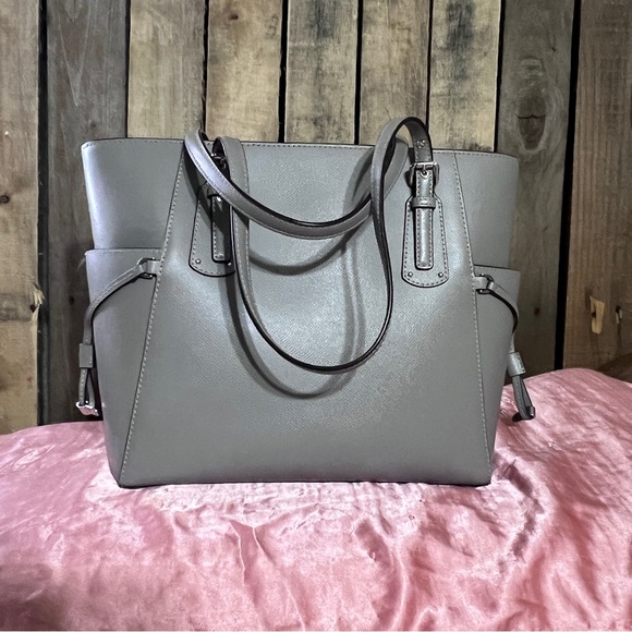 Micheal Kors Voyager Tote Bag - Picture 5 of 13